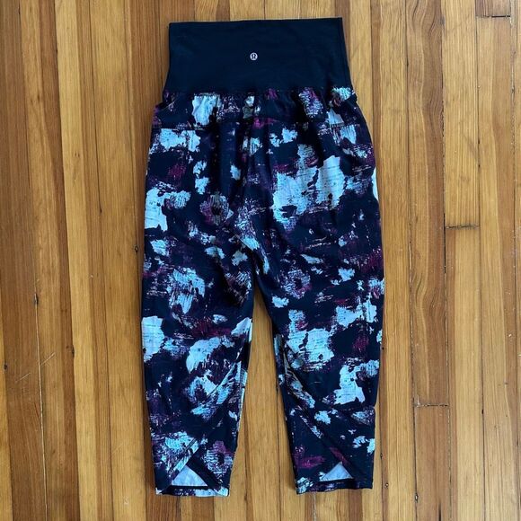 Lululemon Tranquil Crop in Kara Blossom Multi / Black Size 6 - Picture 3 of 8